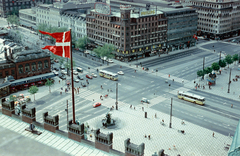 Dánia, Koppenhága, kilátás a Városháza tornyából a Rådhuspladsen és a Vesterbrogade - H. C. Andersens Boulevard sarok felé., 1967, Bernhardt, színes, kerékpár, Fortepan #199718