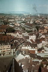 Németország, Erfurt, kilátás a Dóm tornyából, az előtérben balra a Domplatz, jobbra a Stunzengasse, a kép közepén a Paulsturm, mögötte a Predigerkirche.
, 1960, Bernhardt, színes, NDK, Fortepan #199722