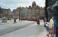 Lengyelország, Gdańsk, Targ Węglowy, a házak mögött a Szűz Mária-templom tornya látszik
., 1959, Bernhardt, villamos, színes, pavilon, Fortepan #199738