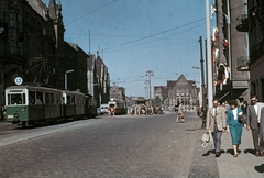 Lengyelország, Poznań, ulica Święty Marcin (ulica Armii Czerwonej) a Plac Adama Mickiewicza felé nézve, a háttérben középen a Mickiewicz egyetem aulája., 1959, Bernhardt, színes, villamos, Fortepan #199748