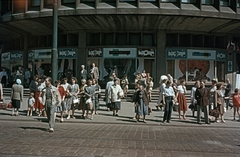 Lengyelország, Poznań, ulica Mielżyńskiego 14., az Okrąglak (Körépület) bejárata előtt., 1959, Bernhardt, színes, Fortepan #199750