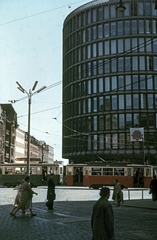 Lengyelország, Poznań, ulica Gwarna az ulica Mielżyńskiego felé nézve, szemben az Okrąglak (Körépület)., 1959, Bernhardt, színes, Fortepan #199751