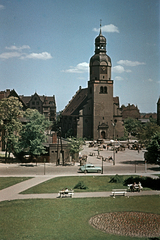 Lengyelország, Poznań, előtérbne a Plac Marii Skłodowskiej-Curie, mögötte a rynek Wildecki, és ott a Mária királynő temploma (Kościół Maryi Królowej)., 1959, Bernhardt, színes, Fortepan #199753