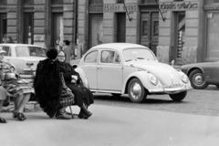 Hungary, Budapest I., Tárnok utca, háttérben a 26-os számú ház., 1972, Borbély Mihály, Volkswagen-brand, Volkswagen Beetle, Budapest, old person, talks, cross-legged sitting, fur coat, Fortepan #199760