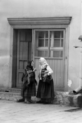 1972, Borbély Mihály, old person, shawl, headscarf, talks, Fortepan #199761