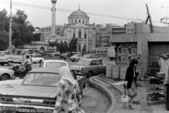 Törökország, Isztambul, Gazi Mustafa Kemal Paşa Caddesi - Ordu Caddesi sarok, a háttérben a Pertevniyal Valide szultána mecset., 1977, Borbély Mihály, Volkswagen-márka, Volkswagen Typ3, Fortepan #199771