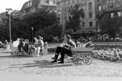 Hungary, Budapest V., Erzsébet (Engels) tér, háttérben a Bécsi utca - Harmincad utca sarok., 1976, Borbély Mihály, baby carriage, Budapest, Fortepan #199785