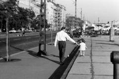 Magyarország, Budapest V.,Budapest IX., a Belgrád rakpart a MAHART nemzetközi hajóállomásánál, háttérben a Fővám (Dimitrov) tér., 1973, Borbély Mihály, Budapest, kézenfogva, apa, kislány, háttal, facsemete, Fortepan #199787