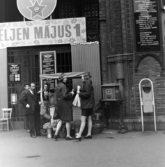 Magyarország, Budapest V., Ferenciek tere (Felszabadulás tér) - Petőfi Sándor utca sarok, a felvétel a Párizsi udvar épülete előtt készült., 1971, Borbély Mihály, Budapest, dekoráció, lányok, szemetes, postaláda, virágárus, Fortepan #199797