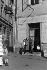 Hungary, Pécs, Jókai tér az Elefántos ház előtt, balra a Ferencesek utcája (Sallai utca)., 1957, Dénes János, restaurant, restaurant, Fortepan #200108