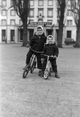 Magyarország, Budapest VIII., II. János Pál pápa (Köztársaság) tér, háttérben a 26-os számú épület, az MSZMP Budapesti Bizottságának székháza., 1970, Dénes János, Budapest, gyerekek, kerékpár, vörös csillag, április 4, Fortepan #200225