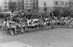 Magyarország, Budapest XIV., Ungvár utca 24/a, az óvoda udvara, háttérben balra a Balázs park épületei., 1967, Dénes János, Budapest, Fortepan #200227