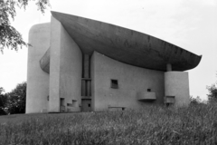 Franciaország, Ronchamp, a Le Corbusier tervei alapján épített Magasságos Miasszonyunk-kápolna (Chapelle Notre-Dame-du-Haut de Ronchamp)., 1977, Dobszay Zsófia, modern építészet, Fortepan #200280