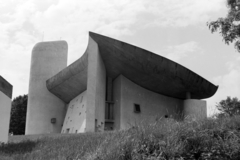 Franciaország, Ronchamp, a Le Corbusier tervei alapján épített Magasságos Miasszonyunk-kápolna (Chapelle Notre-Dame-du-Haut de Ronchamp)., 1977, Dobszay Zsófia, modern építészet, Fortepan #200282