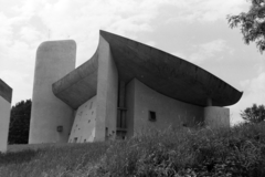 Franciaország, Ronchamp, a Le Corbusier tervei alapján épített Magasságos Miasszonyunk-kápolna (Chapelle Notre-Dame-du-Haut de Ronchamp)., 1977, Dobszay Zsófia, modern építészet, Fortepan #200285