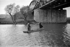 Magyarország,Szlovákia, Szob, halász az Ipoly folyón a vasúti hídnál (később a Sávoly híd épült fel a helyén)., 1941, Eisner Ferenc, halászat, ladik, híd, Fortepan #200321