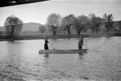 Magyarország,Szlovákia, Szob, halász az Ipoly folyón a vasúti hídnál (később a Sávoly híd épült fel a helyén)., 1941, Eisner Ferenc, halászat, halászháló, ladik, Fortepan #200322