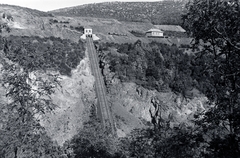 Magyarország, Szob, Csák-hegy, Feketebánya, kis sikló, a Zuvár hegyről nézve. Balra fenn látszik a Fehérbánya., 1941, Eisner Ferenc, sikló, Fortepan #200327