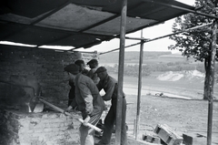 Magyarország, Szob, kovácsműhely a Szobi Gazdasági Vasút telephelyén. Jobbra a háttérben az Ipoly folyó., 1941, Eisner Ferenc, munkás, kovácsműhely, Fortepan #200331