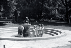 Magyarország, Margitsziget, Budapest, játszótér, Kislány kutyával-kútszobor (Gosztonyi Aliz, 1930.)., 1941, Eisner Ferenc, Fortepan #200335