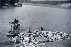 Magyarország, Szob, az Ipoly folyó a Szobi Gazdasági Vasút telephelye alatt, a távolban a Damásdi-patak hídja látható., 1941, Eisner Ferenc, Fortepan #200353