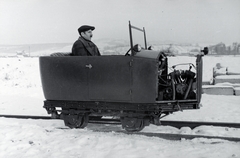 Magyarország, Szob, Duna-part, a Szobi Gazdasági Vasút állomása, balra a háttérben a kőzúzda., 1941, Eisner Ferenc, vasúti hajtány, sínpálya, Indian-márka, Indian Scout, lánchajtás, kisvasút, sínautó, Fortepan #200362