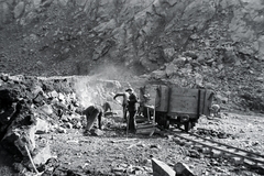 Magyarország, Szob, Csák-hegy, kőbánya. Luczenbacher-féle kőszállító kocsit rakodnak., 1941, Eisner Ferenc, kőbánya, kisvasút, Fortepan #200371