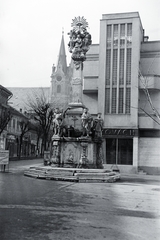 Szlovákia, Komárom, Szentháromság-szobor a Klapka György téren (námestie generála Klapku). Balra a Nádor utca (Palatinova ulica) és a Szent András-templom., 1941, Eisner Ferenc, szentháromság szobor, Fortepan #200373