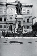 Szlovákia, Komárom, Klapka György tér (námestie generála Klapku), Klapka György szobra (Rónai József, 1896.), háttérben a Városháza épülete., 1941, Eisner Ferenc, Kossuth Lajos-ábrázolás, Klapka György-ábrázolás, Fortepan #200375