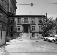 Magyarország, Budapest VIII., ELTE Természettudományi (később Bölcsészettudományi) Kar, udvar az "A" épület előtt., 1977, Balázs János, Budapest, Fortepan #200394