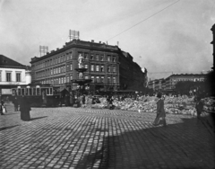 Magyarország, Budapest V.,Budapest IX.,Budapest VIII., Kálvin tér, Danubius-kút, háttérben a Kecskeméti utca - Múzeum körút sarkán a Geist-ház., 1905, Balázs János, villamos, Budapest, Fortepan #200395