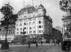 Magyarország, Budapest V.,Budapest VIII., Kálvin tér, szemben a Danubius-kút, háttérben a Kecskeméti utca torkolatánál a Pintér-bérpalota, jobbra a Geist-ház., 1910, Balázs János, Budapest, Fortepan #200396