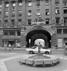 Magyarország, Budapest V., Kígyó utca - Váci utca sarok, szemben a Piarista köz. Előtérben a Kisfiús díszkút (Ferenczy Béni, 1977.)., 1977, Balázs János, Budapest, Fortepan #200399