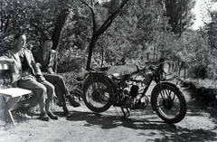 Puch 250L típusú motorkerékpár., 1935, Privát Fotó és Film Archívum-Höfler Tibor gyűjtemény, közlekedés, osztrák gyártmány, Puch-márka, férfiak, földút, pad, bricsesz, kettős portré, Puch 250, Fortepan #20044