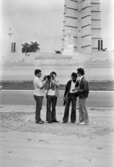 Kuba, Havanna, Plaza de la Revolución, José Martí emlékmű. Bal szélen Szilágyi József gyártásvezető és Erős Péter operatőr, filmrendező. A felvétel a Magyar Televízió Kuba sorozatának forgatása idején készült., 1977, Erős Péter, Fortepan #200446