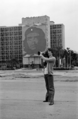 Kuba, Havanna, Plaza de la Revolución, háttérben a Belügyminisztérium épülete. Erős Péter operatőr és filmrendező. A felvétel a Magyar Televízió Kuba sorozatának forgatása idején készült., 1977, Erős Péter, Fortepan #200451