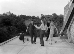 Hungary, Budapest, A "Kedd-szerda-csütörtök" című amatőrfilm forgatása, házibuli egy épülő ház teraszán. A zenét egy Calypso táskarádió szolgáltatta. Középen a főszereplő: Kárpáti György., 1969, Erős Péter, dance, partying, Best of, Fortepan #200454