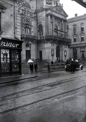 Magyarország, Pécs, Király utca, szemben a Színház téren a Pécsi Nemzeti Színház., 1930, Privát Fotó és Film Archívum-Höfler Tibor gyűjtemény, reklám, színházművészet, cégtábla, nemzeti színház, utcakép, színház, fehérnemű, automobil, Lehr Izidor, Láng Adolf-terv, Steinhardt Antal-terv, Fortepan #20049