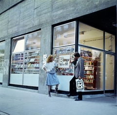 Magyarország, Óbuda, Budapest III., könyvesbolt a Kerék utca 2. számú házban. Halász Ilona és Horváth Attila manökenek., 1983, Erős Péter, színes, Budapest, Fortepan #200494