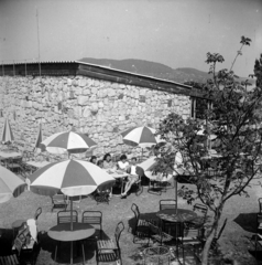 Magyarország,Balaton, Badacsony, Badacsonytomaj, Római út, SZOT Étterem., 1959, Fadgyas István, terasz, napernyő, Fortepan #200509