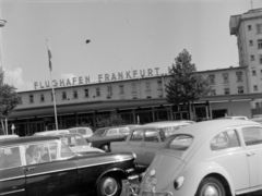 Németország, Frankfurt am Main, a Frankfurti repülőtér., 1963, Fejes Ágota, repülőtér, NSZK, Volkswagen Bogár, Fortepan #200520