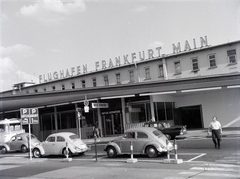 Németország, Frankfurt am Main, a Frankfurti repülőtér., 1963, Fejes Ágota, Volkswagen-márka, repülőtér, NSZK, Volkswagen Bogár, Fortepan #200527