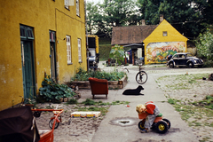 Denmark, Copenhagen, Christiania (autonóm kommuna)., 1974, Fekete Mihály, colorful, Volkswagen-brand, Volkswagen Beetle, bicycle, tricycle, Fortepan #200538