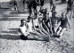 Magyarország, Pécs, Balokány fürdő., 1924, Privát Fotó és Film Archívum-Höfler Tibor gyűjtemény, strand, fürdőruha, nyújtott láb, nagyság szerint, Fortepan #20054