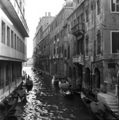 Olaszország, Velence, Rio di San Moisè a Ponte San Moisè felől a Canal Grande felé nézve., 1968, Fekete Mihály, gondola, Fortepan #200566