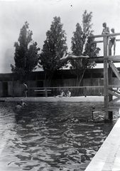 Magyarország, Pécs, Hullámfürdő (Madarász strandfürdő)., 1929, Privát Fotó és Film Archívum-Höfler Tibor gyűjtemény, sport, strand, szabadidő, medence, víztükör, fürdőzés, öltözőkabin, nyár, trambulin, Fortepan #20061