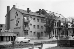 Magyarország, Sátoraljaújhely, Hősök tere, balra az Ifjúsági Eszpresszó., 1960, Földvári Mihály, reklám, eszpresszó, tűzfal, automobil, neon felirat, totó, Fortepan #200610