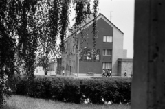 Hungary, Sátoraljaújhely, Hősök tere, szemben az Árpád utca, a ház falán a "Gyümölcsszedők" című sgraffito (Angyalföldi Szabó Zoltán, 1965.)., 1960, Földvári Mihály, wall painting, Fortepan #200612