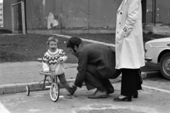 Hungary, Tata-Tóváros, Újváros, a felvétel az Ifjúság utca 28-as számú ház előtt készült., 1972, Földvári Mihály, tricycle, Fortepan #200637