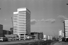 Németország, Berlin, Kelet-Berlin, az Otto Braun Strasse (Hans Beimler Strasse) az Alexanderstrasse felől, előtérben balra a Haus des Reisens, jobbra a Haus der Statistik., 1970, Földvári Mihály, NDK, Kelet-Berlin, Fortepan #200683